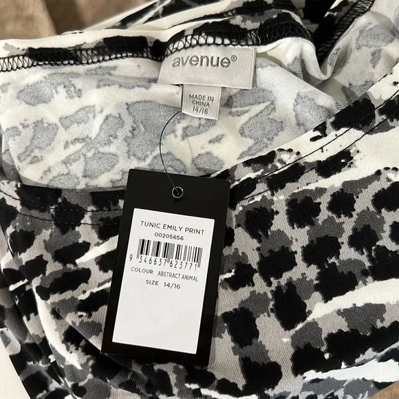 Black & White Abstract Top or Cover-Up - Picture 7 of 8